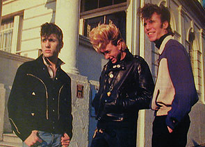 The Stray Cats em 1981. Setzer no meio.